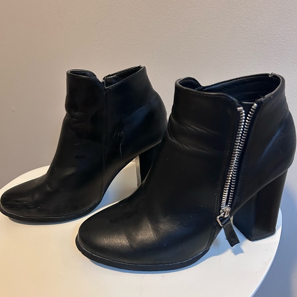 Black Stylish Boots - Picture 2 of 3